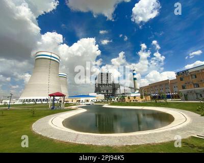 (230401) -- THARPARKAR, 1 aprile 2023 (Xinhua) -- questa foto scattata il 21 marzo 2023 mostra il punto di vista del progetto Thar Coal Block-i Coal Electricity Integration nella provincia di Sindh, Pakistan. Il progetto Thar Coal Block-i Coal Electricity Integration, un progetto di cooperazione energetica nell'ambito del corridoio economico Cina-Pakistan (CPEC), è stato recentemente inaugurato formalmente dal primo ministro pakistano Shahbaz Sharif dopo essere stato ufficialmente messo in funzione all'inizio di febbraio. Ha la capacità di soddisfare la domanda di energia elettrica di 4 milioni di famiglie in Pakistan.TO ANDARE CON Foto Stock