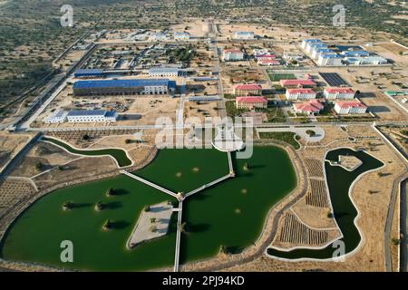 (230401) -- THARPARKAR, 1 aprile 2023 (Xinhua) -- questa foto aerea scattata il 28 febbraio 2023 mostra la vista dei dormitori oltre ad un lago artificiale al progetto Thar Coal Block-i Coal Electricity Integration nella provincia di Sindh, Pakistan. Il progetto Thar Coal Block-i Coal Electricity Integration, un progetto di cooperazione energetica nell'ambito del corridoio economico Cina-Pakistan (CPEC), è stato recentemente inaugurato formalmente dal primo ministro pakistano Shahbaz Sharif dopo essere stato ufficialmente messo in funzione all'inizio di febbraio. Ha la capacità di soddisfare la domanda di elettricità o Foto Stock