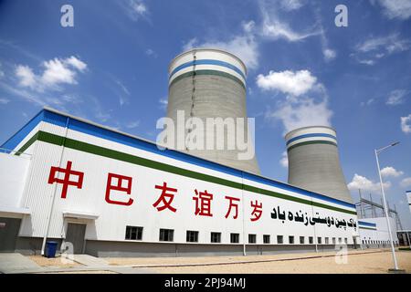 (230401) -- THARPARKAR, 1 aprile 2023 (Xinhua) -- questa foto scattata il 21 marzo 2023 mostra la vista delle torri di raffreddamento al progetto Thar Coal Block-i Coal Electricity Integration nella provincia di Sindh, Pakistan. Il progetto Thar Coal Block-i Coal Electricity Integration, un progetto di cooperazione energetica nell'ambito del corridoio economico Cina-Pakistan (CPEC), è stato recentemente inaugurato formalmente dal primo ministro pakistano Shahbaz Sharif dopo essere stato ufficialmente messo in funzione all'inizio di febbraio. Ha la capacità di soddisfare la domanda di elettricità di 4 milioni di famiglie in P Foto Stock