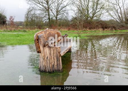 1 aprile 2023. Dopo la marcia più umida in Inghilterra da oltre 40 anni, l'Edenbrook Country Park di Fleet, Hampshire, Regno Unito, è gravemente allagato. Le condizioni atmosferiche estreme, come le alte precipitazioni, possono essere legate al cambiamento climatico. Foto Stock