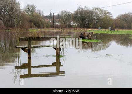 1 aprile 2023. Dopo la marcia più umida in Inghilterra da oltre 40 anni, l'Edenbrook Country Park di Fleet, Hampshire, Regno Unito, è gravemente allagato. Le condizioni atmosferiche estreme, come le alte precipitazioni, possono essere legate al cambiamento climatico. Foto Stock