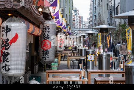 13th 2023 marzo - Tokyo, Giappone: Bar e ristoranti giapponesi all'aperto nel Parco Miyashita, Shibuya, Tokyo Giappone Foto Stock