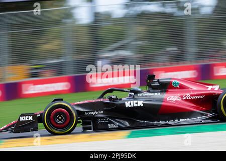 Melbourne, Australia, 1 aprile 2023. Valtteri Bottas (77) guida per la puntata del Team Alfa Romeo F1 durante la Formula 1 pratica 3 al Gran Premio d'Australia di Formula uno del 01 aprile 2023, al circuito Grand Prix di Melbourne ad Albert Park, Australia. Credit: Dave Hewison/Speed Media/Alamy Live News Foto Stock