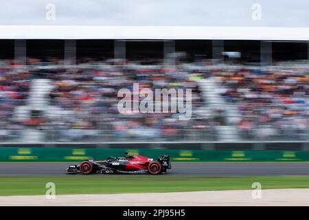 Melbourne, Australia, 1 aprile 2023. Valtteri Bottas (77) guida per la puntata del Team Alfa Romeo F1 durante le Qualifiche di Formula 1 al Gran Premio d'Australia di Formula uno del 01 aprile 2023, al circuito Grand Prix di Melbourne ad Albert Park, Australia. Credit: Dave Hewison/Speed Media/Alamy Live News Foto Stock