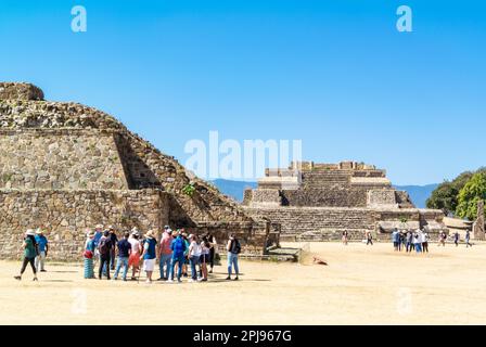 Monte Alban, Oaxaca de Juárez, Messico, Una piramide maya di Monte Alban con turisti Foto Stock