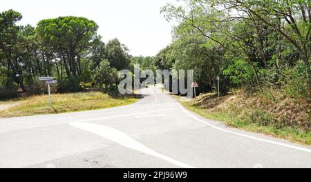 Punto di vista di Les Gabarres, Croce, Santuario, Santuario dels Angels, les Gavarres, El Gironès, l'Empordà, Girona, Catalunya, Spagna, Europa Foto Stock