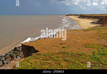 Una vista della spiaggia e delle scogliere erodenti dopo una doccia pesante sulla costa Norfolk verso Cart Gap a Happisburgh, Norfolk, Inghilterra, Regno Unito. Foto Stock