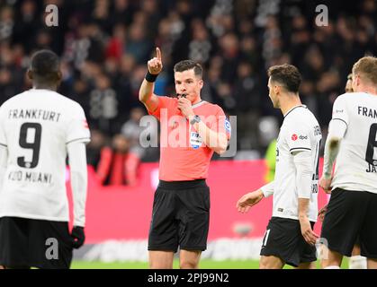 Francoforte, Germania. 31st Mar, 2023. Arbitro HARM OSMERS gesto, gesto, Calcio 1st Bundesliga, 26th matchday, Eintracht Francoforte (F) - VfL Bochum (BO) 1: 1, su 31,03. 2023 a Francoforte/Germania. I regolamenti #DFL vietano qualsiasi uso di fotografie come sequenze di immagini e/o quasi-video # Credit: dpa/Alamy Live News Foto Stock