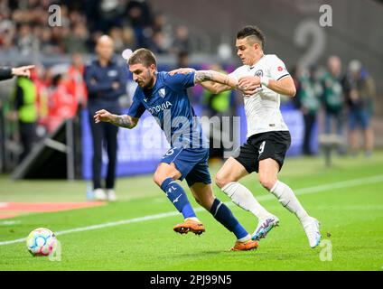 Francoforte, Germania. 31st Mar, 2023. Da sinistra a destra Konstantinos STAFYLIDIS (BO), Rafael Santos BORRE (F) azione, duelli, calcio 1st Bundesliga, 26th matchday, Eintracht Frankfurt (F) - VfL Bochum (BO), su 31,03. 2023 a Francoforte/Germania. I regolamenti #DFL vietano qualsiasi uso di fotografie come sequenze di immagini e/o quasi-video # Credit: dpa/Alamy Live News Foto Stock