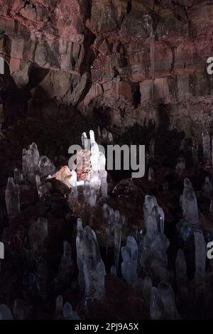 Tunnel di lava, Raufarhólshellir, tunnel con ghiaccio, Islanda Foto Stock