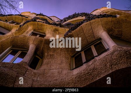 Facciata di la Pedrera (Casa Milà) al crepuscolo e notte, opera di Antoni Gaudí (Barcellona, Catalogna, Spagna) ESP: Fachada de la Pedrera (Casa Milà) Foto Stock