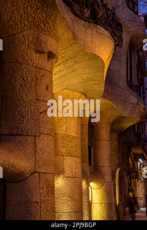 Facciata di la Pedrera (Casa Milà) al crepuscolo e notte, opera di Antoni Gaudí (Barcellona, Catalogna, Spagna) ESP: Fachada de la Pedrera (Casa Milà) Foto Stock