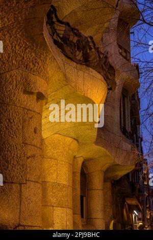 Facciata di la Pedrera (Casa Milà) al crepuscolo e notte, opera di Antoni Gaudí (Barcellona, Catalogna, Spagna) ESP: Fachada de la Pedrera (Casa Milà) Foto Stock