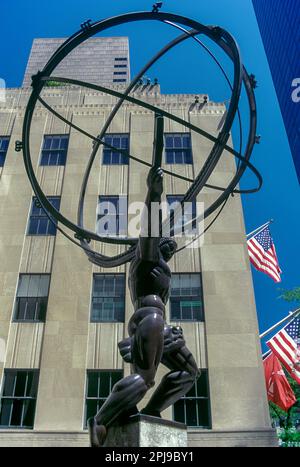 ATLAS STATUA (©LEE LAWRIE 1937) ROCKEFELLER CENTER (©RAYMOND cofano 1939) Fifth Avenue di Manhattan A NEW YORK CITY USA Foto Stock