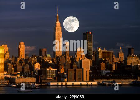 2001 STORICO EMPIRE STATE BUILDING MIDTOWN SKYLINE HUDSON RIVER MANHATTAN NEW YORK CITY STATI UNITI Foto Stock