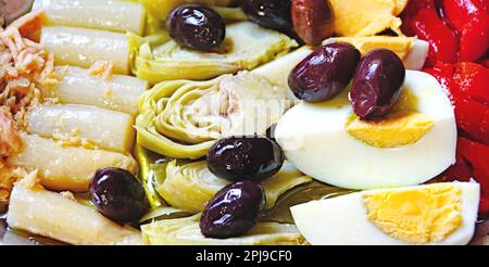 Piatto combinato di uova, asparagi, carciofi, pepe di Piquillo e tonno in olio Foto Stock