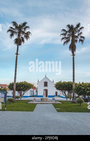 Bellezza dell'architettura e della chiesa di Porto Covo nei tipici colori bianco e blu della piazza locale. Un villaggio nel Portogallo occidentale. Foto Stock