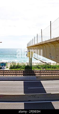 Ponte pedonale sulla strada Maresme, Barcellona, Catalunya, Spagna, Europa Foto Stock