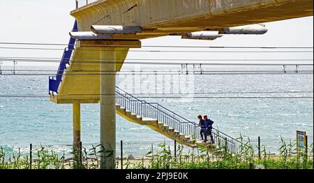 Ponte pedonale sulla strada Maresme, Barcellona, Catalunya, Spagna, Europa Foto Stock