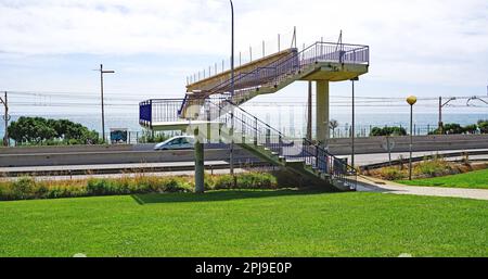 Ponte pedonale sulla strada Maresme, Barcellona, Catalunya, Spagna, Europa Foto Stock