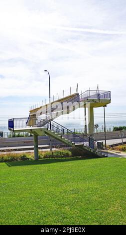 Ponte pedonale sulla strada Maresme, Barcellona, Catalunya, Spagna, Europa Foto Stock