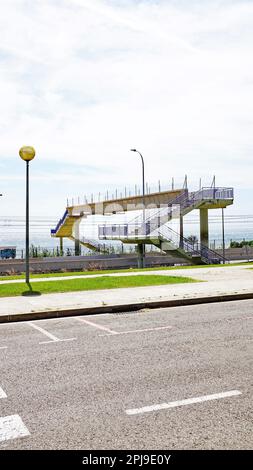 Ponte pedonale sulla strada Maresme, Barcellona, Catalunya, Spagna, Europa Foto Stock