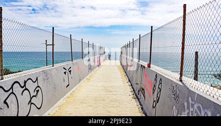 Ponte pedonale sulla strada Maresme, Barcellona, Catalunya, Spagna, Europa Foto Stock