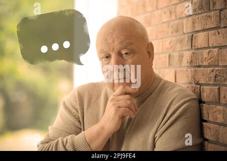 Uomo anziano affetto da demenza in ambienti chiusi. Illustrazione della bolla con i puntini di sospensione Foto Stock