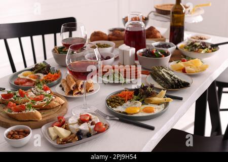 Per il brunch vengono serviti molti piatti diversi al tavolo del buffet Foto Stock