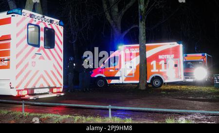 Berlino, Germania. 01st Apr, 2023. Le ambulanze si trovano presso il parco del lago Weißensee, nel distretto di Weißensee. Lì, due uomini avevano precedentemente colpito, picchiato e ferito un gruppo di persone. Si dice che cinque persone siano state ferite nell'attentato, alcune delle quali seriamente. Le ragioni dell'attacco erano inizialmente poco chiare. Credit: Paul Zinken/dpa/Alamy Live News Foto Stock