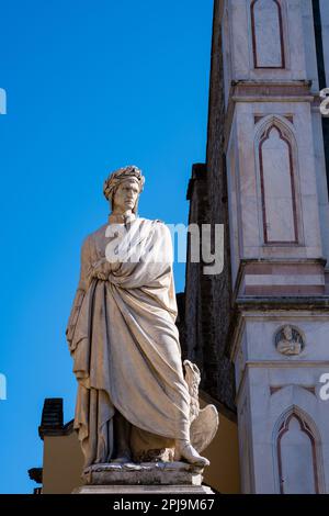 Statua di Dante Alighieri di Enrico Pazzi fuori dalla Basilica di Santa Croce a Firenze Foto Stock