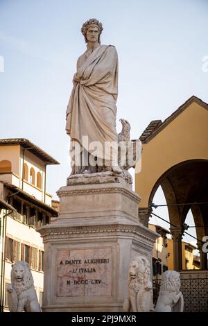 Statua di Dante Alighieri di Enrico Pazzi fuori dalla Basilica di Santa Croce a Firenze Foto Stock