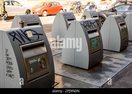 Spazzare e ricilare le banche sulla strada a Firenze Foto Stock