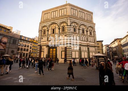 Il Battistero, il più antico edificio di Firenze, vicino al Duomo. Firenze, Italia Foto Stock