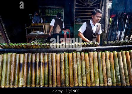 Medan, Indonesia. 01st Apr, 2023. Gli operai fanno il riso appiccicoso tradizionale dell'alimento, conosciuto localmente come bambù di Lemang Srikaya durante il mese santo di Ramadan in Medan, provincia di Sumatra del nord, Indonesia il 01 aprile 2023. Le vendite di bambù Lemang Srikaya sono in aumento perché è uno dei menu alimentari preferiti quando si rompono il veloce. (Foto di Hendro Budiman/INA Photo Agency /Sipa USA) Credit: Sipa USA/Alamy Live News Foto Stock