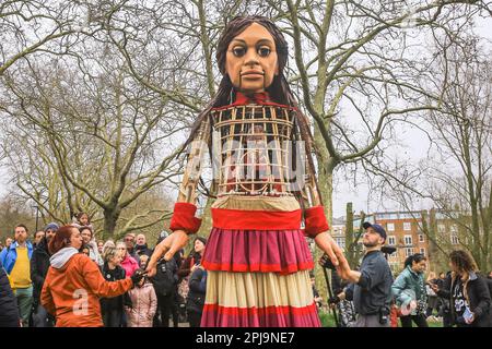 Londra, Regno Unito. 01st Apr, 2023. Little Amal interagisce e saluta gli escursionisti e i bambini con il gruppo di più di 200 escursionisti di beneficenza e bravi parrucchieri. Little Amal, il burattino di un bambino rifugiato, conduce una passeggiata attraverso Hampstead Heath a sostegno dei bambini sfollati in tutto il mondo. I fondi raccolti saranno donati alla campagna Choose Love per aiutare i bambini rifugiati nel Regno Unito e in tutto il mondo. Credit: Imageplotter/Alamy Live News Foto Stock