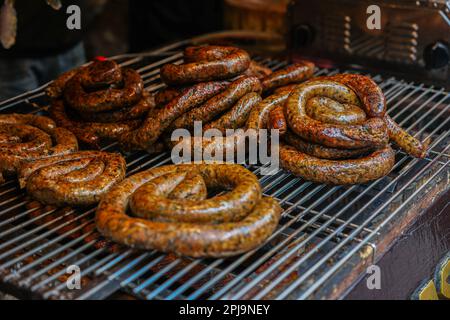 Sai ua o Sai oua salsiccia nord tailandese o Chiang mai salsiccia farcita maiale piccante alla griglia al mercato turistico Street food Foto Stock