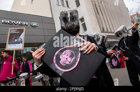 Berlino, Germania. 01st Apr, 2023. Gli attivisti del gruppo 'Extinction Rebellion' protestano contro le bombole di gas in disuso sulla testa davanti al ramo di auto sportive di lusso di Jaguar e Landrover su Kurfürstendamm per un'azione politica più decisa contro la crisi climatica. Credit: Paul Zinken/dpa/Alamy Live News Foto Stock