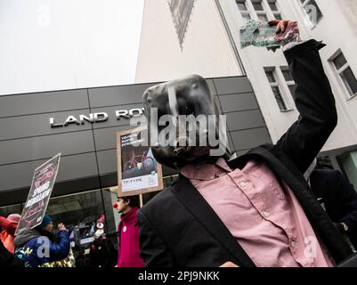 Berlino, Germania. 01st Apr, 2023. Gli attivisti del gruppo 'Extinction Rebellion' protestano contro le bombole di gas in disuso sulla testa davanti al ramo di auto sportive di lusso di Jaguar e Landrover su Kurfürstendamm per un'azione politica più decisa contro la crisi climatica. Credit: Paul Zinken/dpa/Alamy Live News Foto Stock