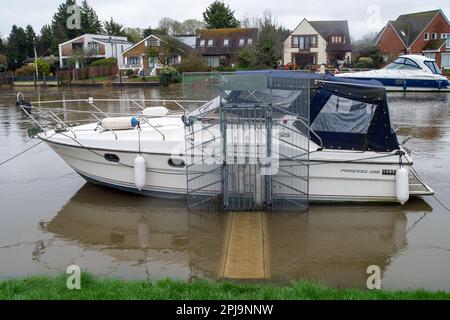 Old Windsor, Berkshire, Regno Unito. 1st aprile 2023. Una passerella allagata su una barca sul Tamigi. Un allerta alluvione per il Tamigi è stato emesso oggi dall'Agenzia per l'ambiente da Maidenhead a Windsor ed Eton, ma finora, Old Windsor non è stata inclusa nell'allerta alluvione. Credit: Maureen McLean/Alamy Live News Foto Stock