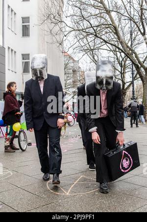 Berlino, Germania. 01st Apr, 2023. Gli attivisti del gruppo 'Extinction Rebellion' protestano contro le bombole di gas in disuso sulla testa davanti al ramo di auto sportive di lusso di Jaguar e Landrover su Kurfürstendamm per un'azione politica più decisa contro la crisi climatica. Credit: Paul Zinken/dpa/Alamy Live News Foto Stock