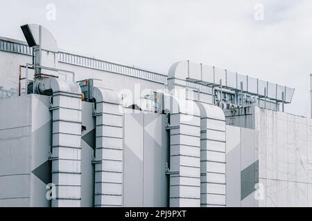 Sistema di ventilazione a flusso delle vie delle bocchette dell'aria sul tetto. linea di tubi di aria condizionata in grande centro commerciale edificio paesaggio città all'aperto Foto Stock