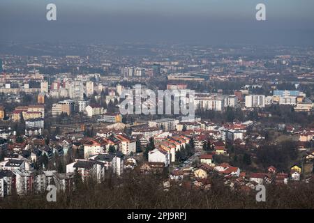 Paesaggio urbano di Banja Luka durante le giornate di sole, collina distante appena visibile in aria inquinata e nebulosa Foto Stock