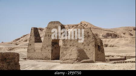 Vista delle pareti di mattoni di fango della necropoli conosciuta come le Tombe Asasif vicino al Tempio di Hatshepsuts a Deir el-Bahri, Luxor, Egitto Foto Stock