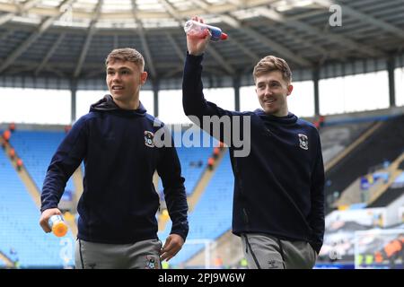 Callum Doyle di Coventry City (a sinistra) e Josh Eccles di Coventry City all'interno dello stadio prima del calcio d'inizio della partita del campionato Sky Bet presso la Coventry Building Society Arena di Coventry. Data immagine: Sabato 1 aprile 2023. Foto Stock