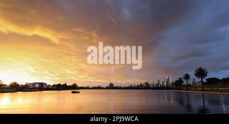 Melbourne, Victoria, Australia. 1st Apr, 2023. MELBOURNE, AUSTRALIA - APRILE 01: Sunset Atmosphere al 2023° Gran Premio di Formula 1 australiano il 1st Aprile 2023 (Credit Image: © Chris Putnam/ZUMA Press Wire) SOLO PER USO EDITORIALE! Non per USO commerciale! Credit: ZUMA Press, Inc./Alamy Live News Foto Stock