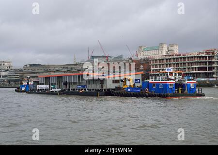 La stazione di RNLI Lifeboat della Torre, di recente costruzione, viene trainata sul Tamigi attraverso il centro di Londra al momento della consegna al Ponte di Waterloo Foto Stock