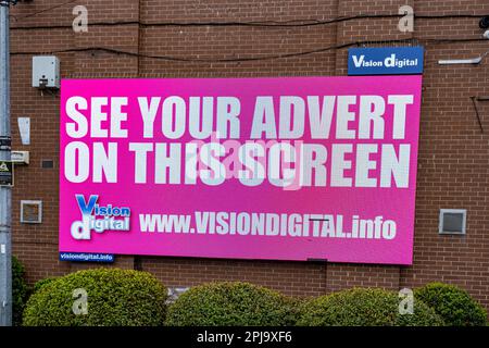 Vision Digital cercando di vendere lo spazio pubblicitario sul tabellone a LED UK Foto Stock