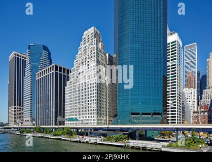 Lungo l'East River (da l a r): 55 Water Street, 32 Old Slip, 111 Wall Street, 120 Wall Street, 180 Maiden Lane, Vista dal molo 15. Foto Stock