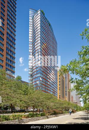 Visionaire è un condominio residenziale di alta altezza a Battery Park City con una caratteristica facciata curva in vetro accentuata da strisce rosse orizzontali. Foto Stock